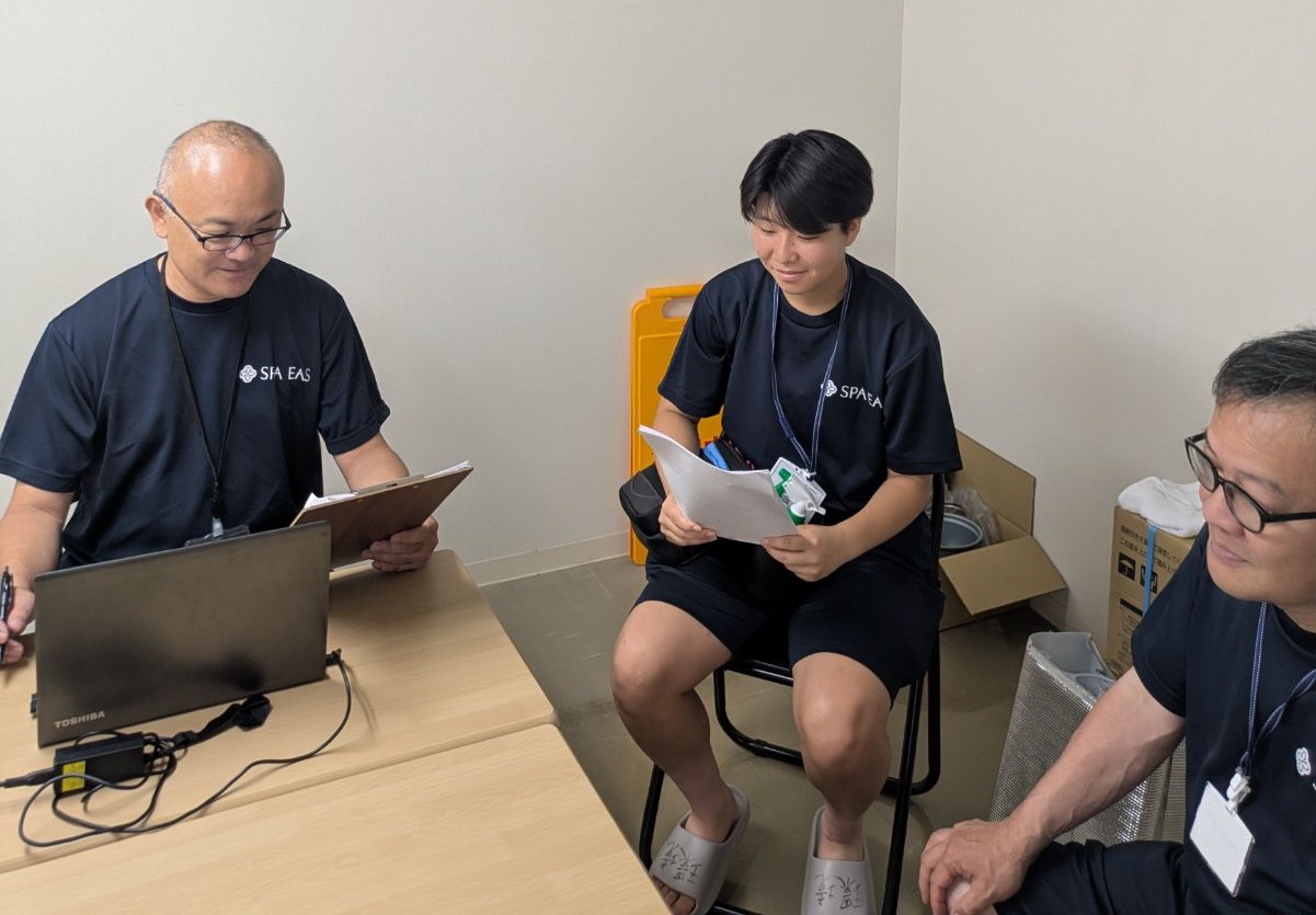 SPA EAS様で資料を確認するスタッフの様子
