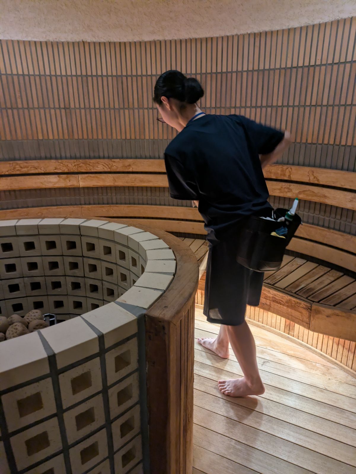SPA EAS様のサウナ内で作業するスタッフ