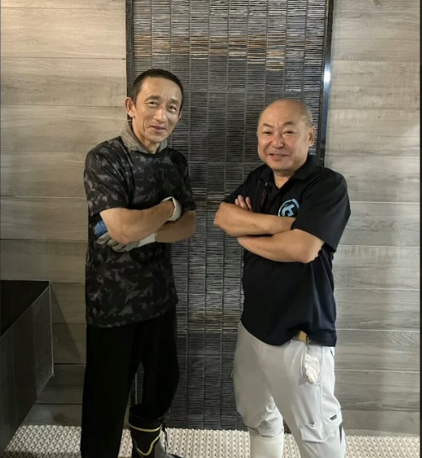 スーパーサウナ一宮様の館内で撮影したスタッフのツーショット