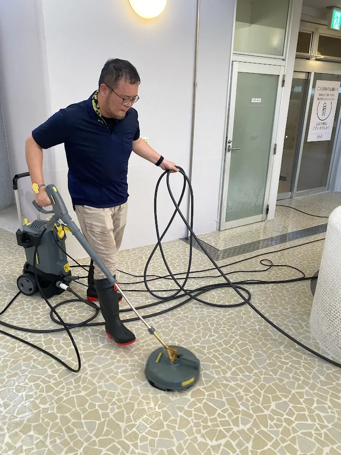 長久手温泉ござらっせ様で機材を使って床面を清掃する様子