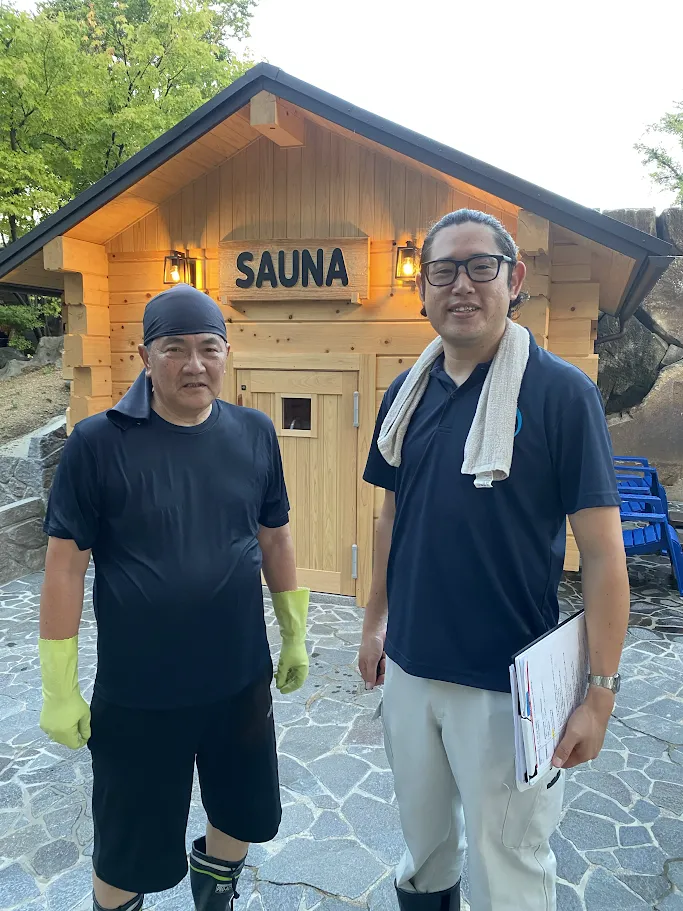 長久手温泉ござらっせ様のログサウナ前で撮影したスタッフ